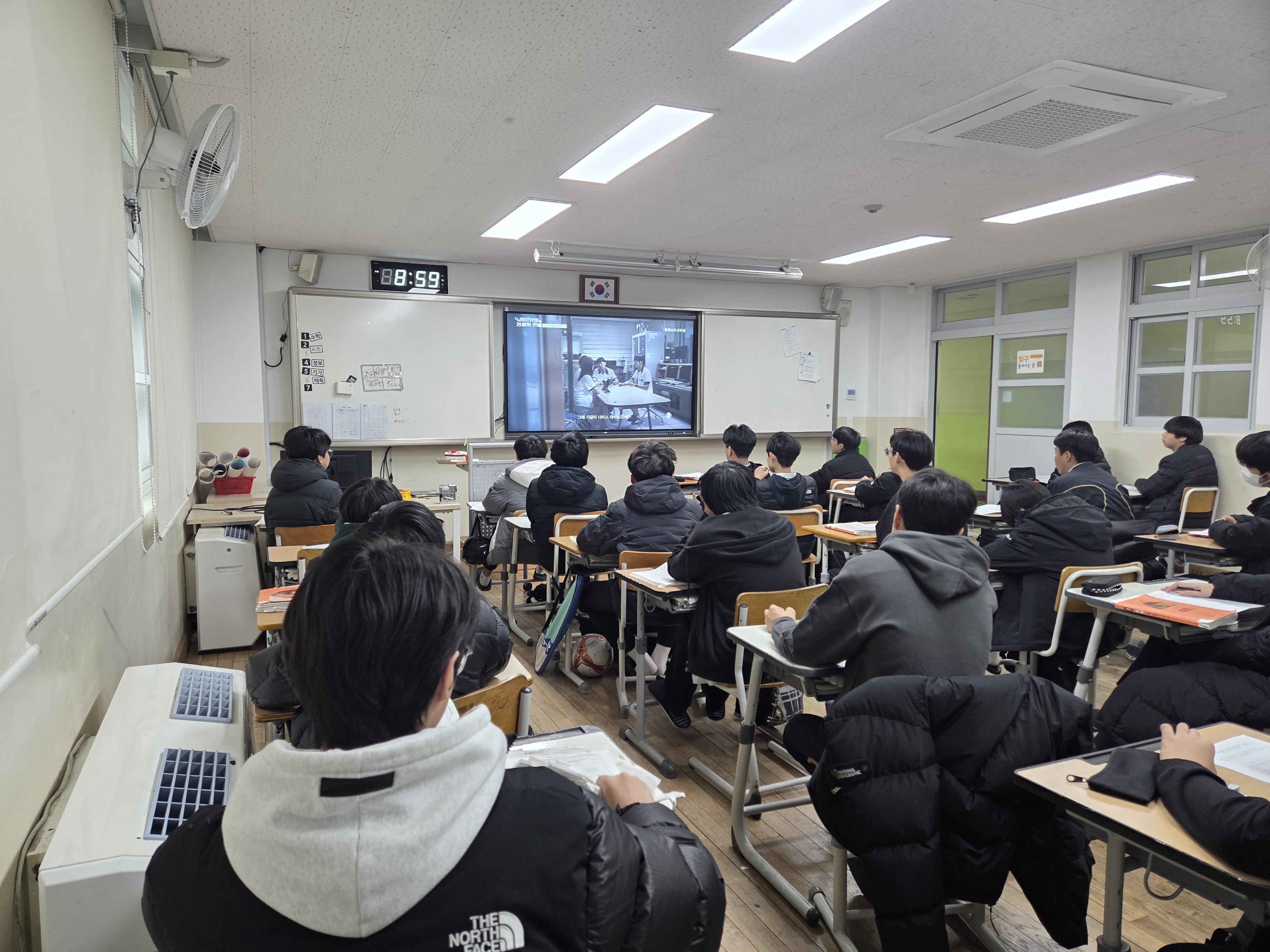 안녕하세요. 서산중학교 1학년 1반 신한결 입니다. 전설의 선배를 보고 학교 안에서의 인권을 생각해보고 인권이라 생각하지 못한 부분도 인권에 해당된다는 것을 알았습니다.
또 이 안에서 내가 할 수 있는 행동을 작성하고 우리 학교에 필요한 cctv가 추가 설치가 필요한지에 대해 토론을 했습니다.
찬성하는 친구들은 안전보장을 해주기 때문에 찬성하였고 반대하는 친구들은 사생활 침해가 있기 때문에 반대했습니다.
그 후 추가 설치 한다면 어디에 하는게 좋은가에 대해서는 복도는 22명, 교실은 1명, 화장실 앞은 2명이 손을 들었습니다. 이미지