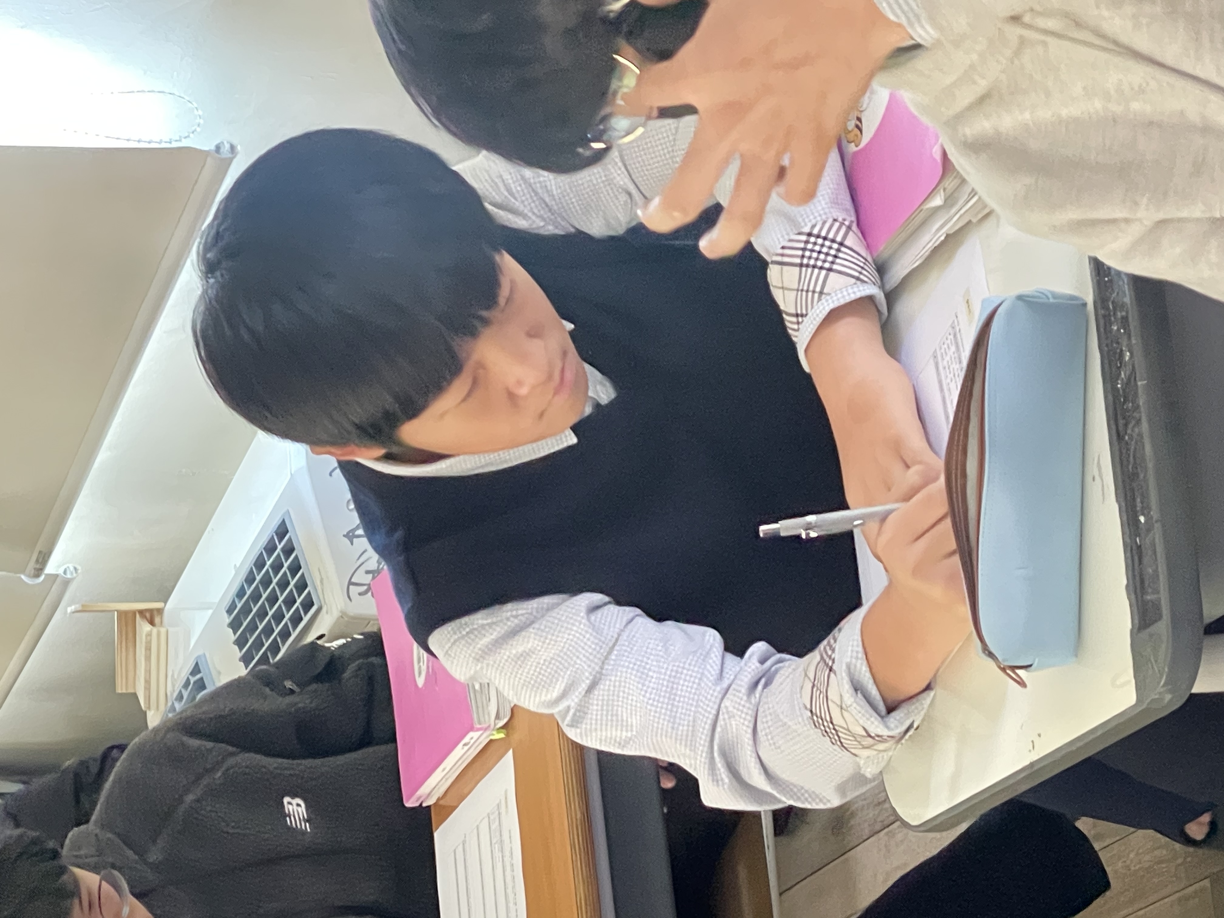 안녕하세요 서산중학교 1학년 3반 22번 전지원입니다.

1 학생인권교육 수업의 과정
유튜브 영상 전설의 전학생을 보고 내용에 대해 예기함. 그리고 우리 주변에 인권이 무엇이 있을지 예기함.

2 대표 학생 소감
당연하다고 느꼇던거가 당연한거가 아니었다. 감사해야겠다. 그리고 여러가지 인권 사례들이 많았다.

3 토론 주제 및 결과
인권과 관련된 토론이 뭐가 있지 하다가 토론게시판을 보고 cctv에 대해 해봐야겠다 하고 그걸로 주제를 잡아 토론을 했다. 우리가 잘못된거를 하지 않는 이상 씨씨티비도 상관 없다고 생각했어서 그리고 자전거 주인의 인권도 보장되야 한다 생각해서 돈만 된다면 씨씨티비를 설치해 억울한 사람이 없게 하는게 좋겠다고 생각해서 씨씨티비를 많이 설치해도 된다고 생각해 그걸로 결론을 지었다. 이미지