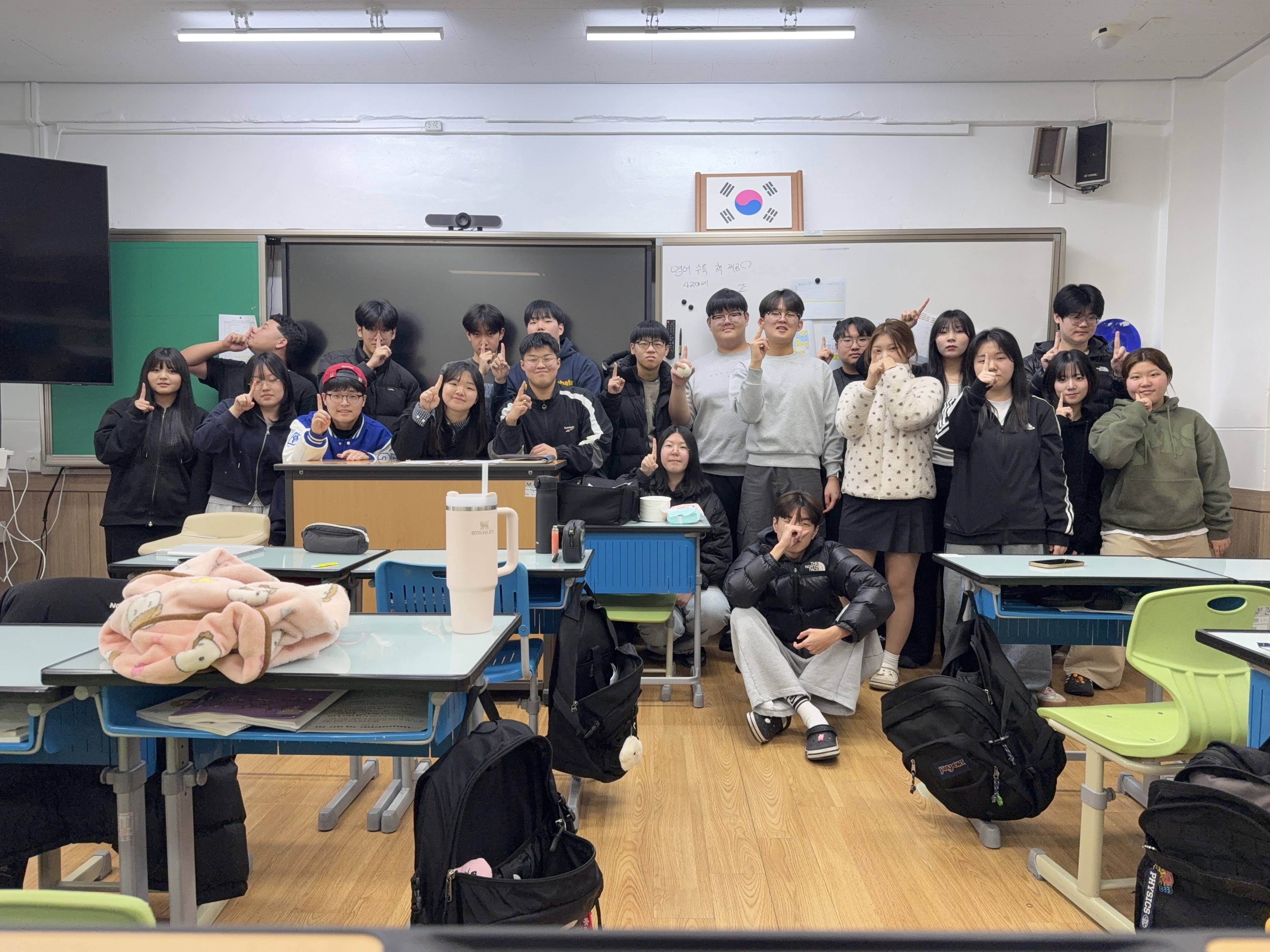 안녕하세요! 저는 웅천고등학교 3학년 1반 반장 고지효입니다.
저희 반은 행복하고 긍정적인 분위기를 만들어가기 위해 학급 학생들이 함께 만들어나가는 활동들을 진행하고 있습니다.

첫 번째 활동은 '학급온도계'입니다! 학급 회의를 통해 목표와 보상을 정하고, 목표를 달성하면 하트 스티커를 부착해 그 스티커가 쌓여 목표치 온도에 도달하면 해당 보상을 받는 형식입니다. 이를 통해 학급친구들과의 단합력을 향상시킬 수 있었습니다!
두 번째 활동은 '생월파티'입니다. 학급 1인 1역 중 생일파티플래너가 주도하여 롤링페이퍼를 전달하고, 축하 노래와 단체 사진 촬영을 진행합니다. 친구들의 진심 어린 편지를 볼 수 있어 우정을 다질 수 있는 따뜻한 활동입니다.
세 번째 활동은 졸업식날 열어볼 '1년 뒤 나에게 쓰는 편지'입니다. 이 편지는 3월 3일 개학식날 쓰고, 담임선생님이 보관하시다가 졸업식날 다시 주신다는데, 1년 전 나의 모습을 통해 성장 과정을 되돌아 보는 소중한 기회가 될 것이라 생각합니다.

삼겹살 파티도 하고, 행복한 학급 분위기 조성을 위해 노력하는 우리 웅천고 3학년 1반! 동거동락하며 성장할 앞으로의 1년도 응원해주세요~♥ 이미지