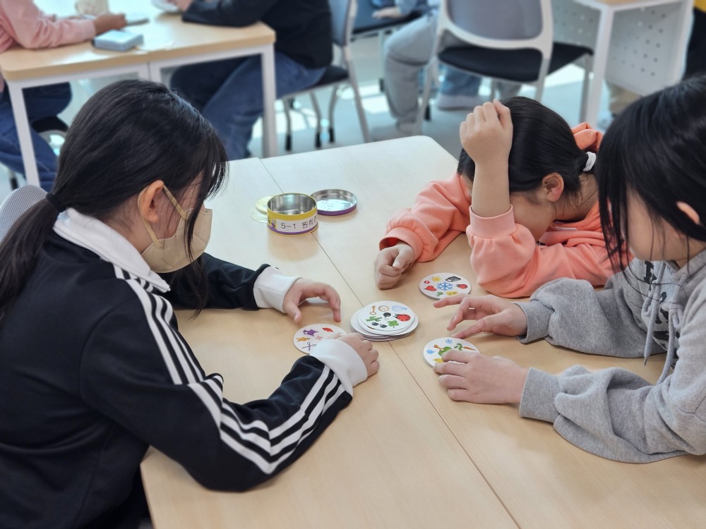 저희4학년5반은 정직하고책임감있는반입니다.
사고도가끔치지만 이나이때는이러면서노는법니져!
저희담임선생님 저의3학년담임선생님입니다
우리담임선생님는마음씨도이쁘시고 얼굴도이쁘십니다!! 이미지