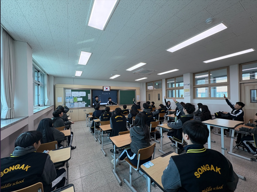 송악중학교 1학년 3반 입니다. 진짜 와 이런 친구들이 있나요? 말로 형용할 수 없는 끼가 넘치고 특히 저희 반 반장 정말 일 잘합니다.
저희 반은 놀면 놀고 먹을 땐 먹기 때문에 보상받을 자격이 있다 생각합니다. 그리고 발표할때 너무 적극적입니다. 이런 반 어디없어요.
송악중학교 1학년 3반 화이팅!!!!!!!!!!!!!!!!!!!!!!!!!!!!!!!!!!! 할 수 있다!!!!!!!!!!!!!!!!!!!!!!!!!!!!!!!!!! - 1학년 3반 나중에 크게 될 어린이 반장 성동하. 이미지