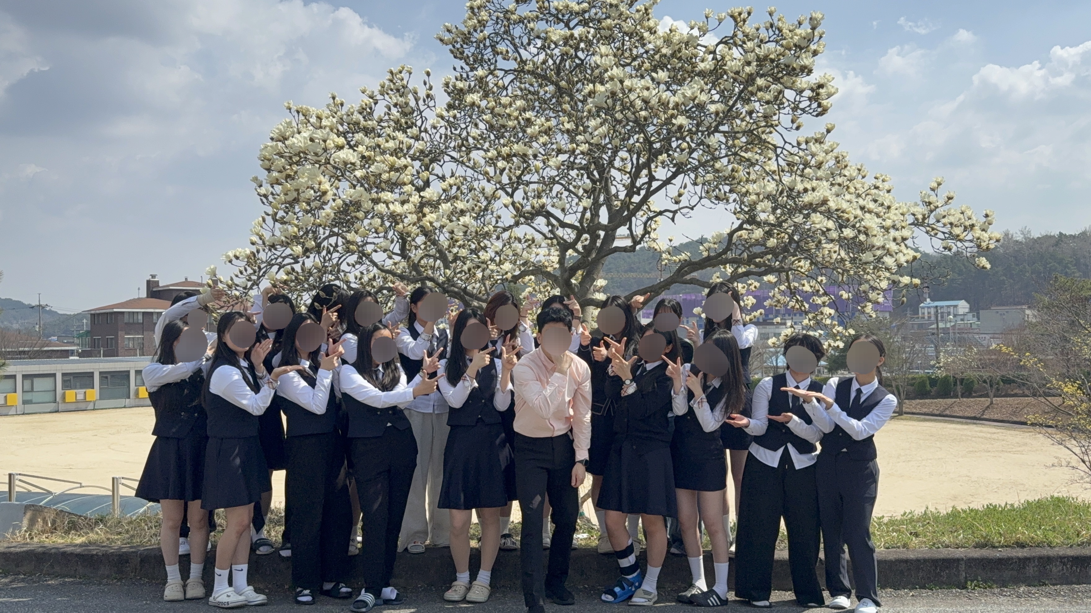 부여여고 명문 3학년 2반은 새 학년이자 마지막 학년을 맞아, 친구들과의 관계를 더욱 돈독히 하고 의미 있는 추억을 쌓기 위해 다양한 학급 활동을 계획하고 실천하였습니다.
먼저 ‘학교 봄맞이 사진 찍기’와 ‘교실 단체사진 촬영’을 통해 새로운 출발을 함께 기념하며, 서로에 대한 어색함을 줄이고 자연스럽게 친밀감을 형성하는 시간을 가졌습니다. 밝은 분위기 속에서 촬영한 사진은 학급 구성원 모두에게 소속감과 유대감을 느끼게 해주는 계기가 되었습니다.
이어 진행한 ‘마니또 활동’은 서로를 배려하고 관심을 표현하는 경험을 제공하였으며, 평소 쉽게 표현하지 못했던 따뜻한 마음을 전달하는 기회가 되었습니다. 또한 ‘화이트데이 선생님의 서프라이즈 간식 나눔’을 통해 교사와 학생 간의 정서적 거리도 한층 가까워지며, 학급 전체에 긍정적이고 따뜻한 분위기가 형성되었습니다.
학급회의 시간에는 학생들의 자발적인 참여를 바탕으로 학급 운영의 방향을 함께 설정하였습니다.
- 우리 반의 가치와 목표를 담은 급훈을 정하고
- 연간 학급 활동 계획을 수립하며
- 동아리 및 팀을 구성하여 협력 기반을 마련하였고
- ‘우리 반만의 특색 있는 1인 1역’을 기획하여 구성원 모두가 역할을 맡아 참여할 수 있도록 하였습니다.
특히 ‘날씨 알리미’, ‘공기정화식물 키우기’ 등 다양한 1인 1역 활동은 학생 개개인이 학급 운영의 주체로 참여하도록 하였으며, 책임감과 성취감을 동시에 느낄 수 있도록 도왔습니다. 이러한 활동은 단순한 역할 수행을 넘어, 서로를 이해하고 의지하는 공동체 의식을 형성하는 데 큰 역할을 하였습니다.
이와 같은 일련의 활동을 통해 학생들은 서로를 존중하고 배려하는 태도를 기를 수 있었으며, 협력과 소통을 기반으로 하는 건강한 학급 문화를 만들어갈 수 있었습니다.
앞으로도 부여여자고등학교 3학년 2반은 마지막까지 서로를 응원하고 함께 성장하며, 기억에 남는 소중한 한 해를 만들어 나갈 것입니다! 이미지