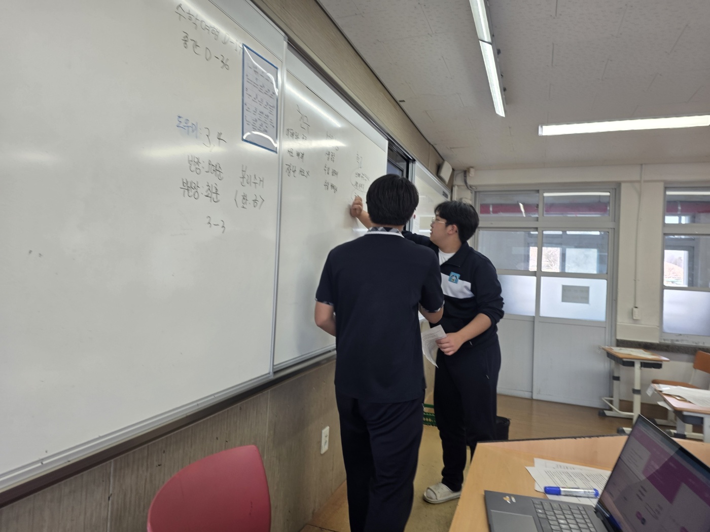 공주중 3학년 3반 24명 학교 규범 만들기에 적극 참여 하였습니다~

학교에서 선생님에게 친구와 지켜야할 규범에 대해 서로 이야기하고 정하는 소중한 시간이었습니다 이미지