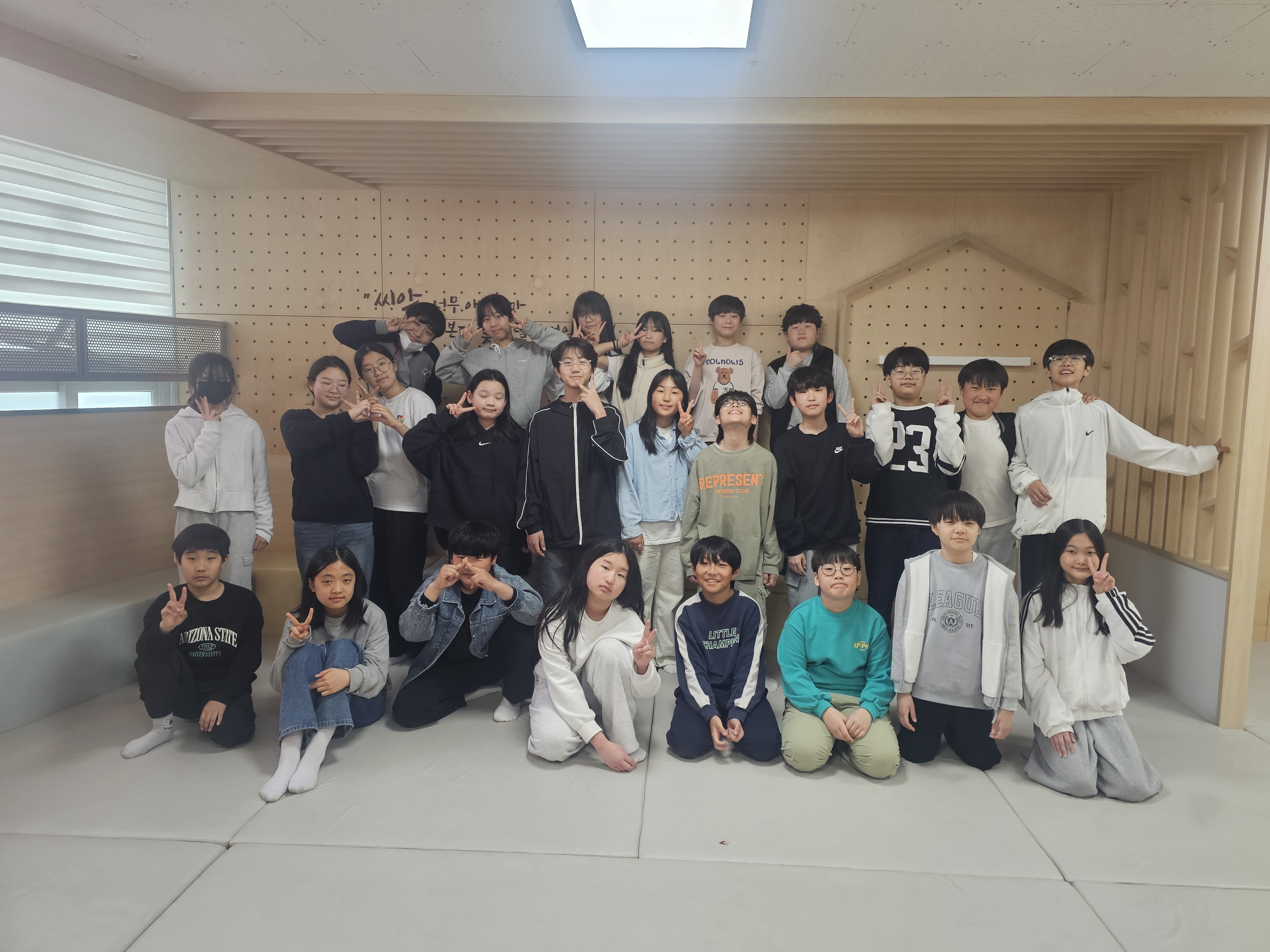 저희 월랑초 6학년 9반은 들락날락에서 추천해주신 활동 중 '토끼와 나무' 활동을 해보았습니다.
밖에서 3월의 시원한 바람을 느끼며 마음껏 뛰니 행복했어요.
활동이 끝나고 벤치에서 쉬던 중에 하늘에 독수리가 등장했어요! 다같이 독수리를 보았는데
독수리가 몇번이고 저희 위로 되돌아 오더라구요. 선생님이 새는 원래 그렇다고 설명해주셨어요.
올 한해가 무척 잘 풀릴 것 같았고, 특별한걸 다같이 보니 더 끈끈해진 느낌이 들었습니다.

그 외에도 역할극도 했고, 짝피구도 했고요, 배드민턴, 티볼 등 다양한 놀이활동을 하면서 어색한 분위기를 싹 씻어냈어요.
저희는 사진보다는 영상을 많이 찍어서, 저희의 활동 모습을 영상으로 만들어 보았습니다. 아래 유튜브에 일부공개로 올렸어요.
사진에는 다양한 친구들이 찍히지 않았지만, 영상에는 학급 단체 친구들이 다양하게 담겨있으니 꼭 시청해주세요.

영상 bgm으로 3월의 설레는 마음을 담아 선곡했습니다. 하이키의 '여름이었다.'
https://www.youtube.com/watch?v=xqJ9kThiVyI

내용 수정 때문인지 누락된 것 같아서 다시 올립니다;; 이미지