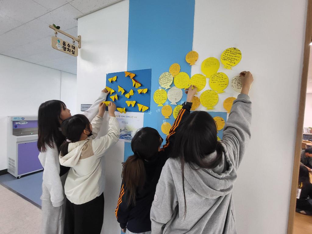 천안능수초등학교 5학년 1반(24명) 학급회장 김민지입니다. 우리가 태어나기도 전에 있었던 세월호 참사 사건에 대한 수업을 하면서 많은 희생자 분들과 그 가족들의 안타까운 사연에 마음이 많이 아팠습니다. 다시는 이런 일이 생기지 않았으면 좋겠다고 생각했습니다. 우리반 친구들과 함께 추모의 마음을 담아 노란 나비와 풍선을 만들었고 복도에 게시하여 다른 반 친구들에게도 마음을 전했습니다. 그리고 세월호 추모 노래와 샌드아트 공연을 보며 슬픔을 나누었습니다. 마지막으로 천개의 바람이 되어라는 곡을 리코더로 연주해 보았습니다. 우리의 마음이 하늘에 있는 언니, 오빠들에게 전달되기를 바래봅니다. 이미지
