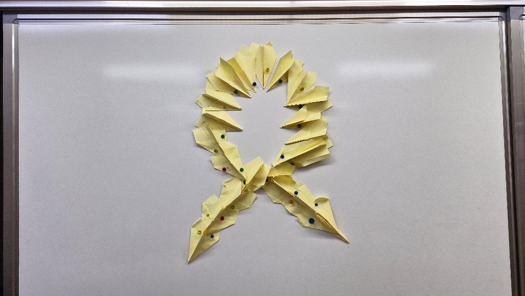 서산초 합창부인 권지율입니다
천개의 바람이 되어 노래를 부르면서
세월호에 대한 내용을 잘 알게됐어요
제가 태어나기도 전이라 잘 실감나진
않았지만 저희반 아이들과 함께
세월호 영상을 보고 눈물이 났습니다 
언니 오빠들에게 편지를 쓰고 종이비행기를 만들어
저희반 아이들의 마음을 날려 보았습니다 이미지