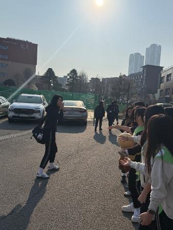 초원봉사 인성동아리, 학교 주변 아침맞이 인사 및 안전 캠페인 실시 이미지