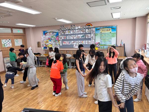 마을 선생님과 재미있는 놀이 수업 이미지