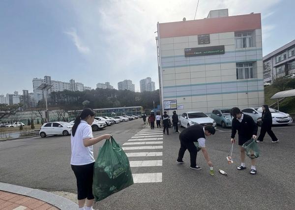 학교 근처 쓰레기 줍기 활동(4월) 이미지